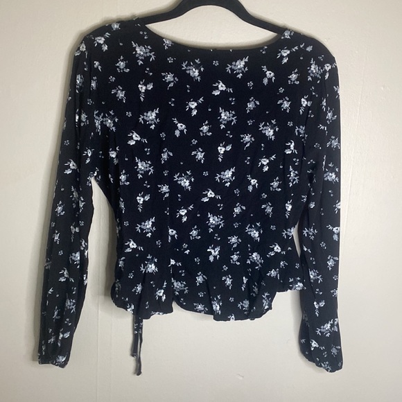 🌟Black floral top with adorable tie in middle! - Picture 9 of 9